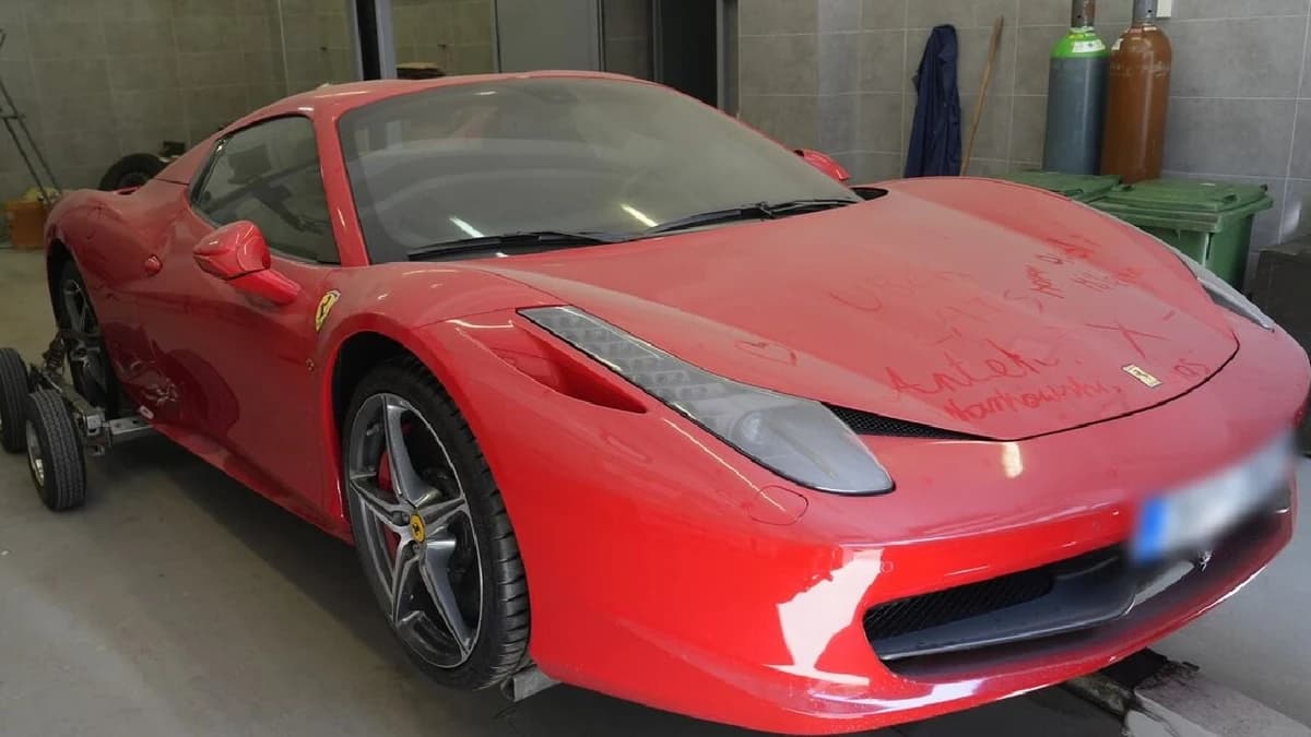 Șeful „mafiei nepoților” a fost arestat și a rămas fără Ferrari-ul de 230.000 de euro, în Polonia