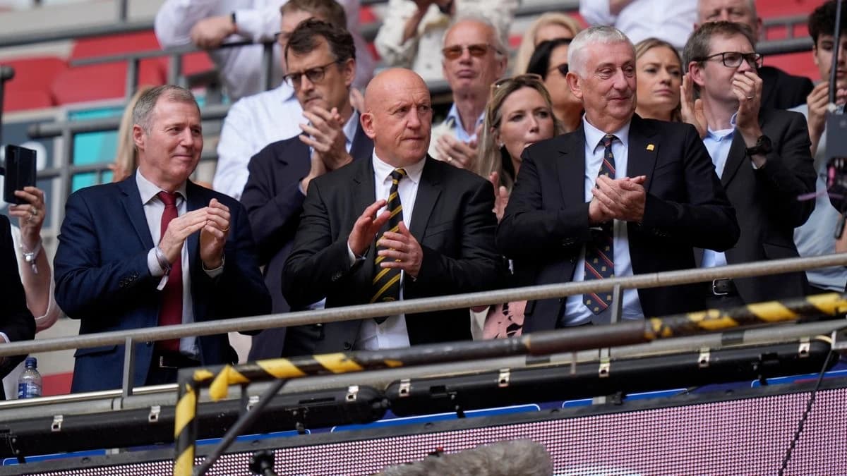 Shaun Edwards back in England as RFU told to urgently act