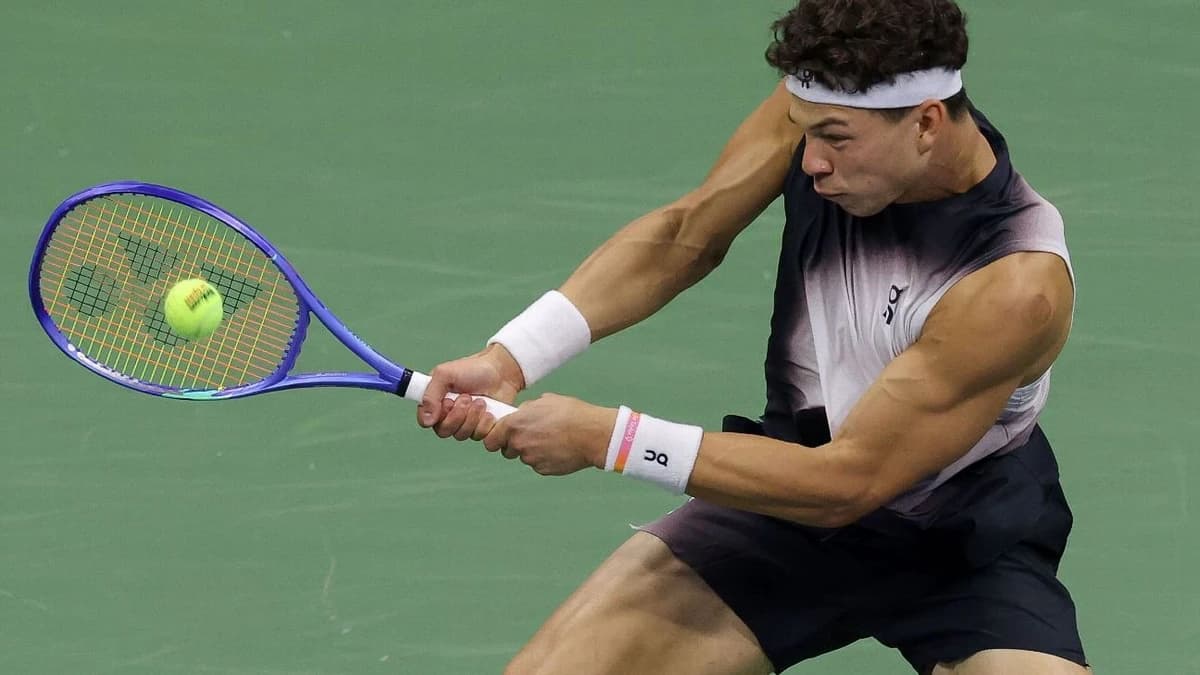 Shelton coasts as U.S. puts 3 into men's quarters