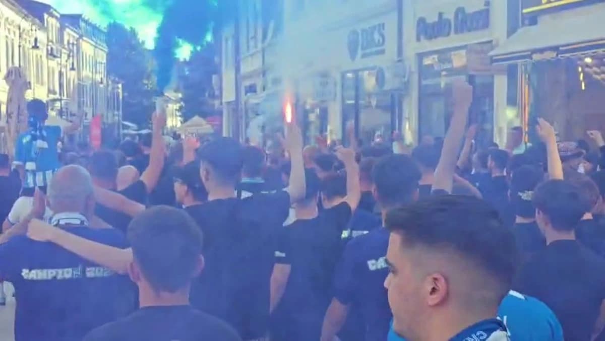 Show înainte de Supercupa României! Fanii Universității Craiova au făcut atmosferă în centrul orașul