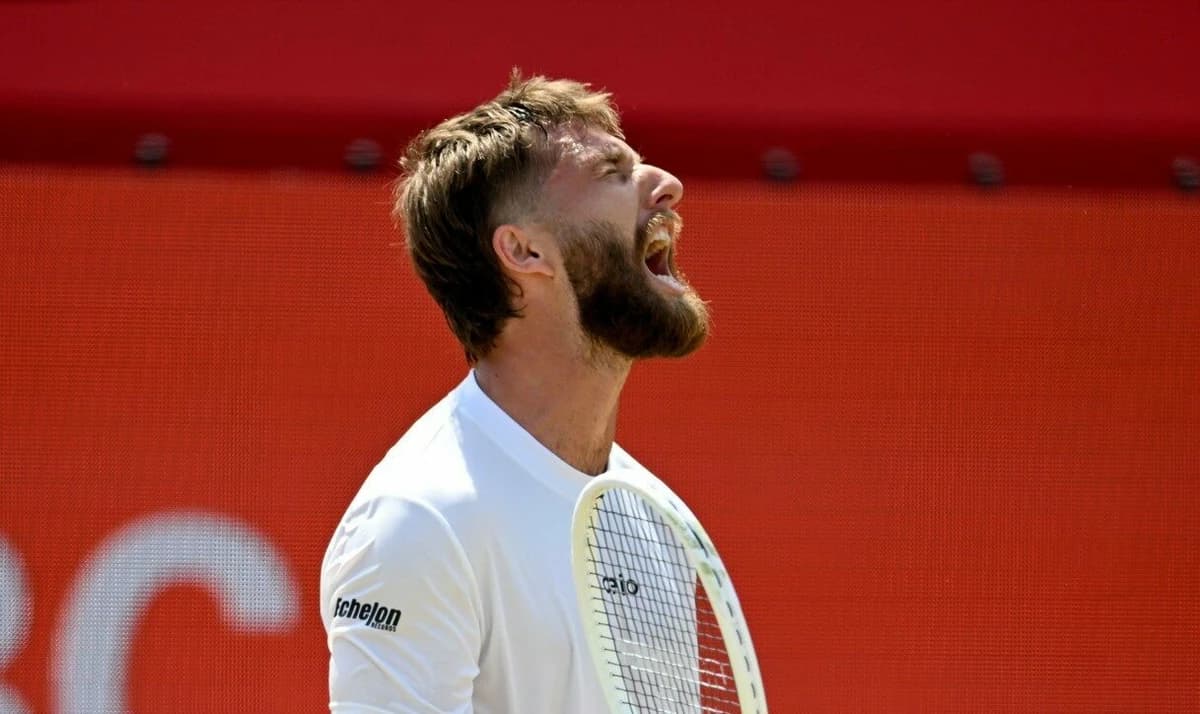 Și-a vărsat nervii! Scene șocante la Wimbledon: a rupt racheta după ce și-a lovit genunchiul de trei