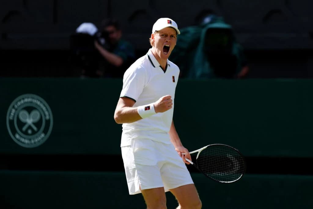 Sinner debutează cu victorie în cinci seturi la Wimbledon 2026, după un meci complicat cu Kecmanovic