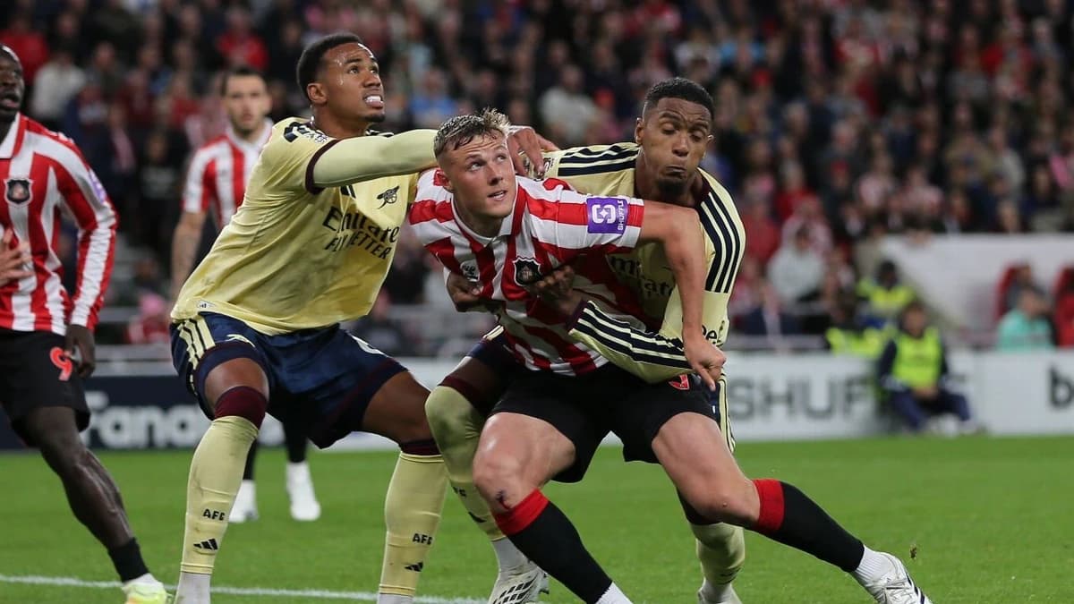 Source: Arsenal to contact Pro Ref over S'land pen