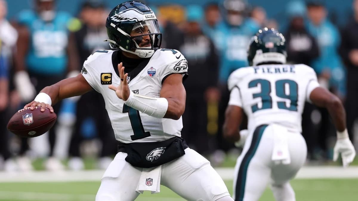 Sources: Eagles QB Hurts out indefinitely with blood clot, no IR planned