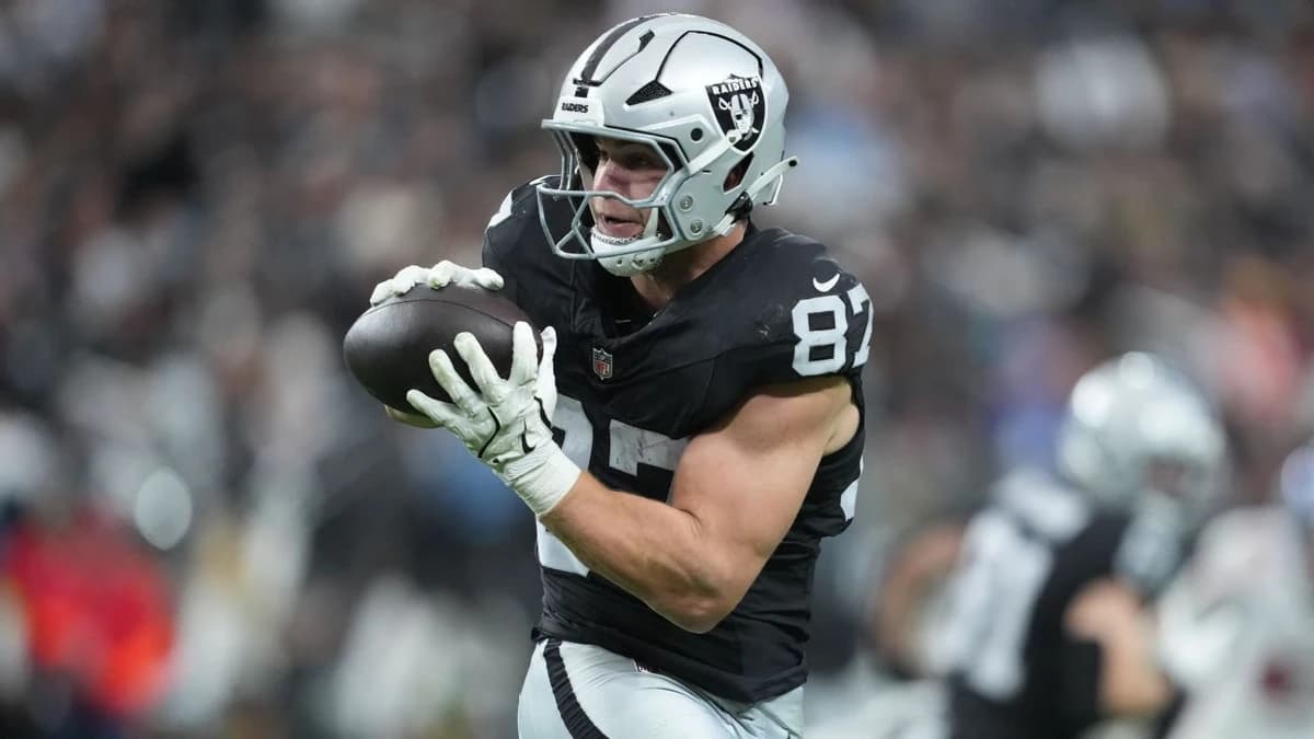 Sources: Raiders TE Mayer lands $45M extension as Bowers sidelined