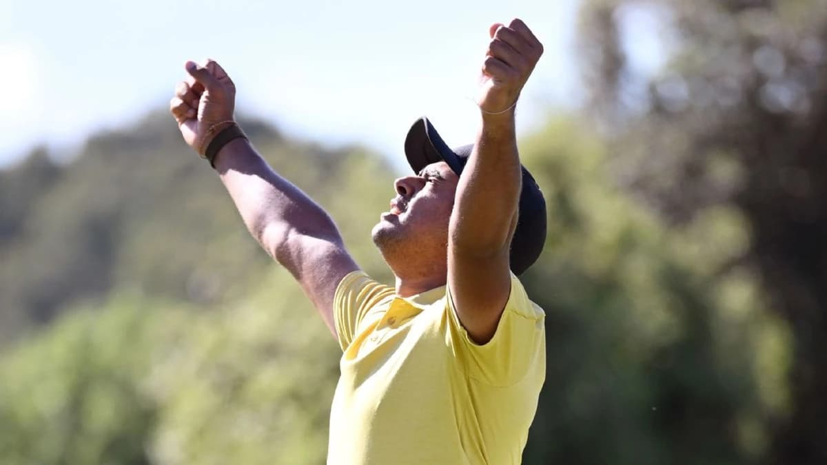 South African upstart flirts with Tiger's record