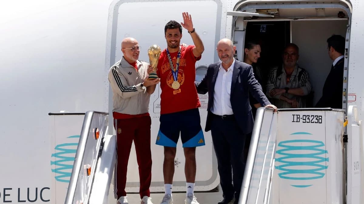 Spain World Cup champions return home for parade