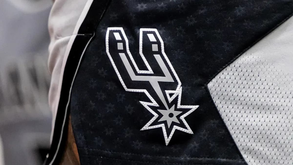 Spurs extend key player who's played in 208 straight games