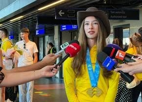 Ștefania Uță a revenit în România după aurul de la CM: „Acesta e doar începutul” + Ce suvenir și-a l