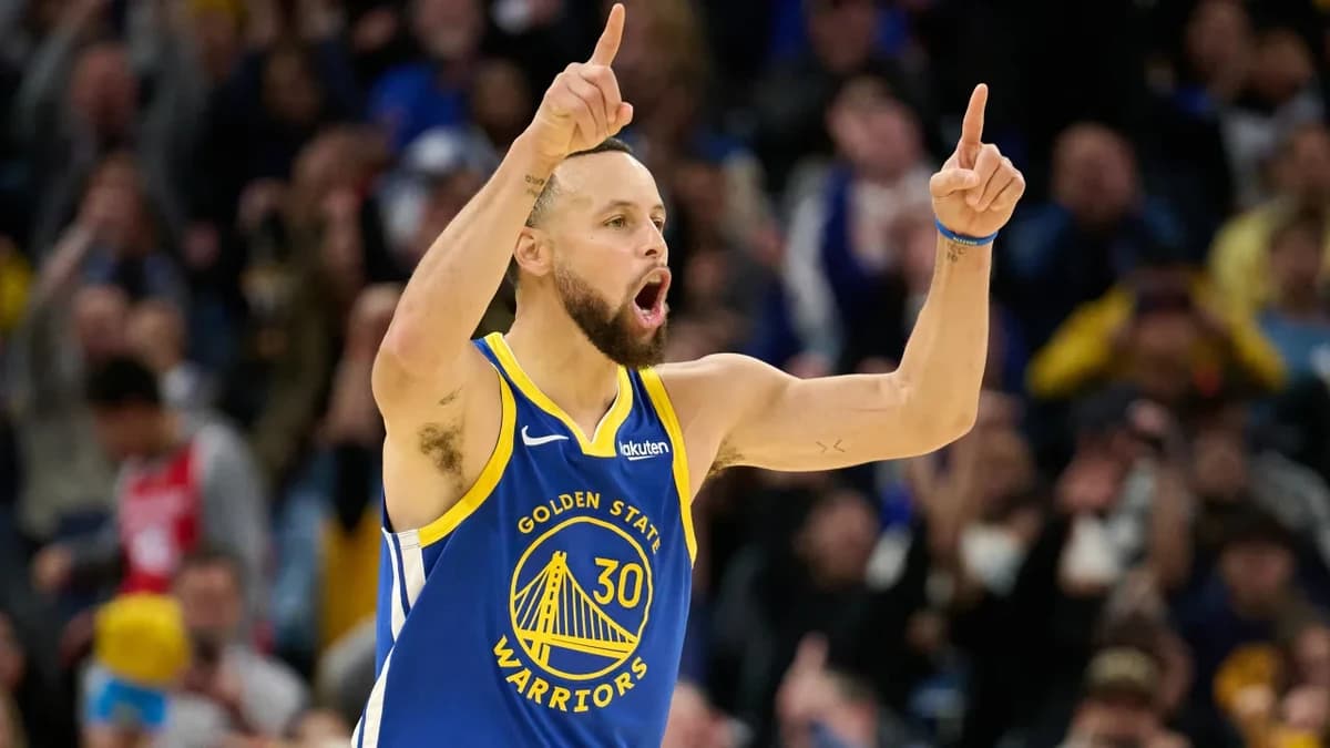Stephen Curry scores 44 points, but his perfect free-throw streak is just as ridiculous