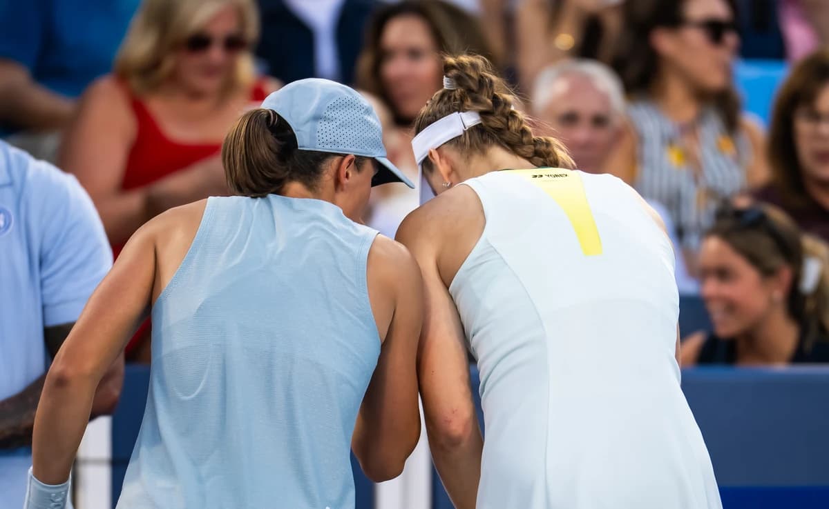 Swiatek reaches Cincinnati semifinals as Rybakina succumbs to left ankle injury