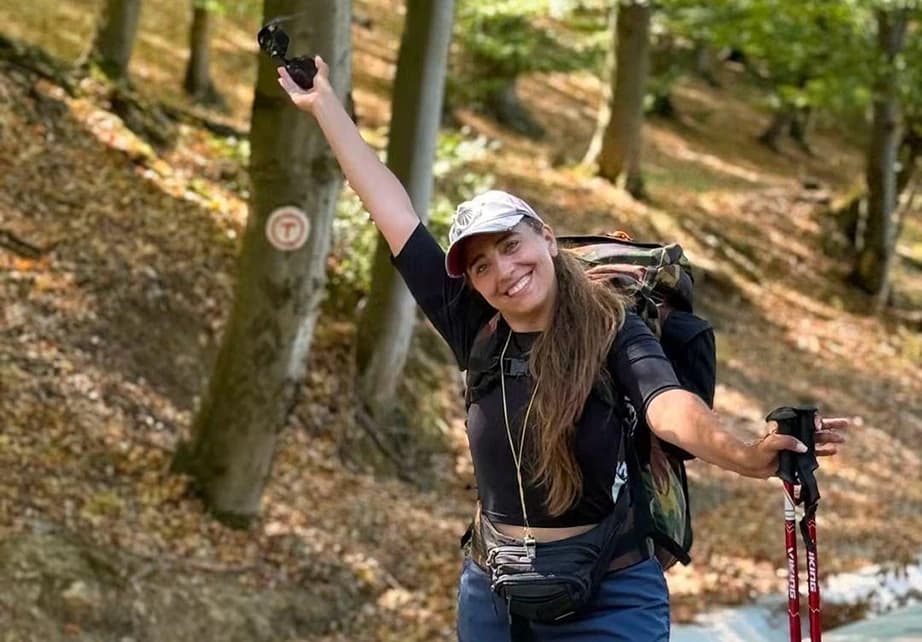 Tânăra celebră pentru călătoriile ei, mesaj de pe Via Transilvanica: „Porțiunea Cugir – Ciungu Mare