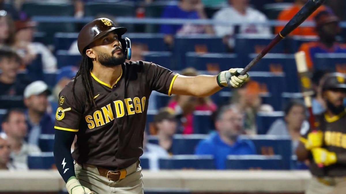 Tatis robs Lindor of slam, hits 2 HRs in Padres' win