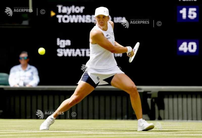 Tenis: Iga Swiatek, calificare în turul al doilea la Wimbledon după un meci de trei seturi