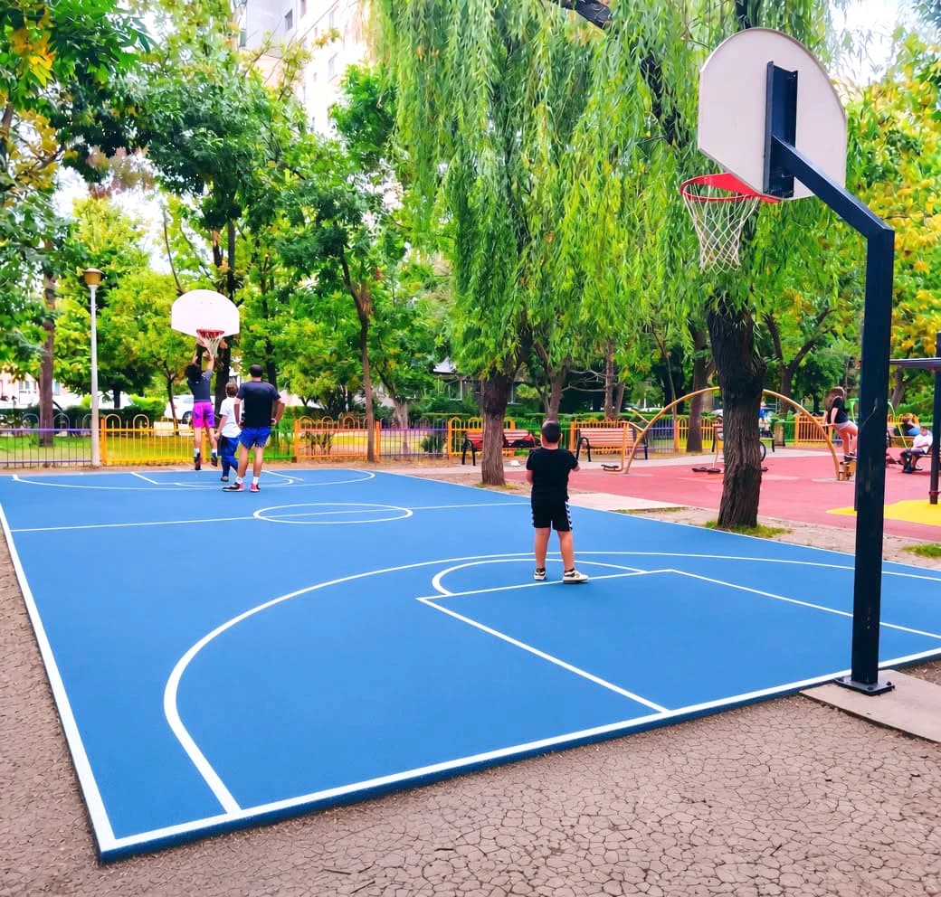 Terenul de baschet din Parcul Aurora Vest Ploieşti - redeschis după lucrările de modernizare realiza