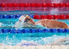 Theodor Proca și Denis Popescu înoată în sesiunea în care Leon Marchand încearcă să doboare recordul