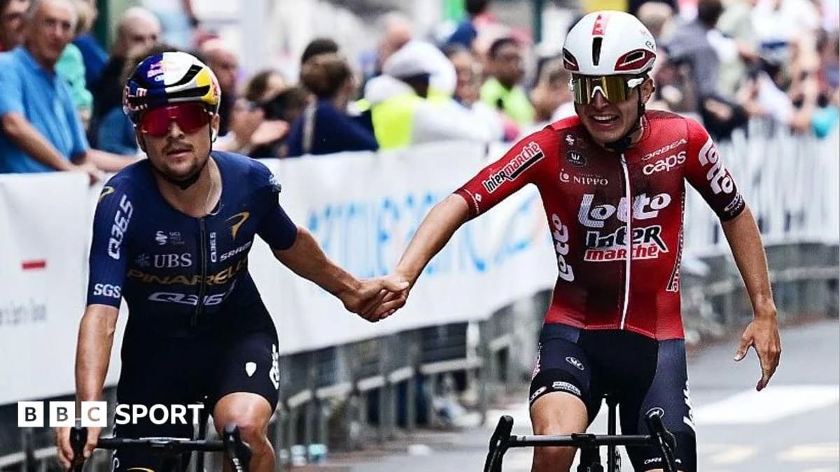 Tom Pidcock 'mad' after team-mates hit by vehicle during Tre Valli Varesine