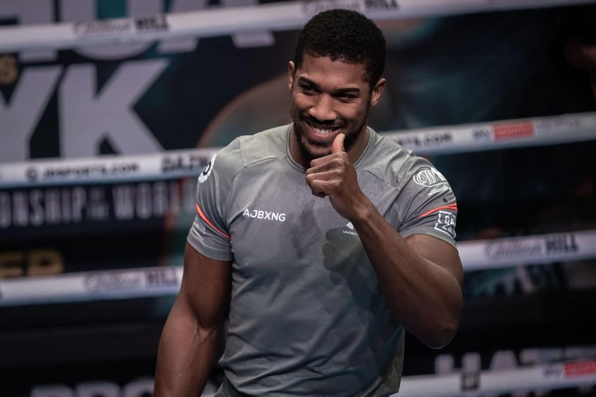 Tyson Fury and Anthony Joshua must agree venue for big bout, says Frank Warren