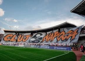 UEFA a sancționat-o dur pe U Cluj: amenzi de zeci de mii de euro pentru rasism și folosirea de mater
