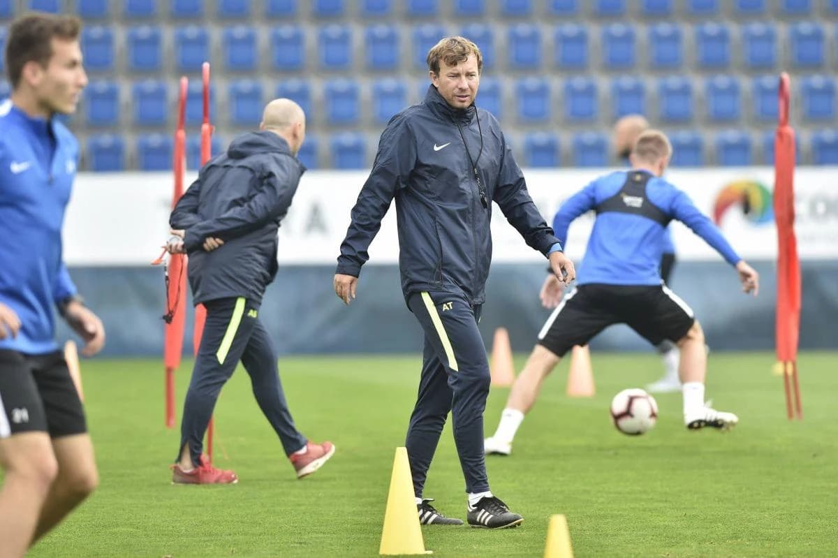 UEFA l-a exclus pe viață din fotbal » Antrenorul care își filma în secret jucătoarele în vestiar și