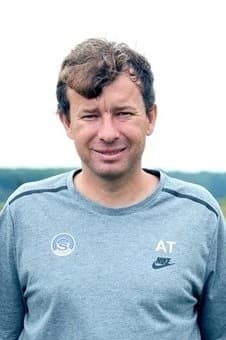 UEFA l-a suspendat pe viață pe antrenorul care filma sportivele cu camere ascunse. Ce s-a descoperit