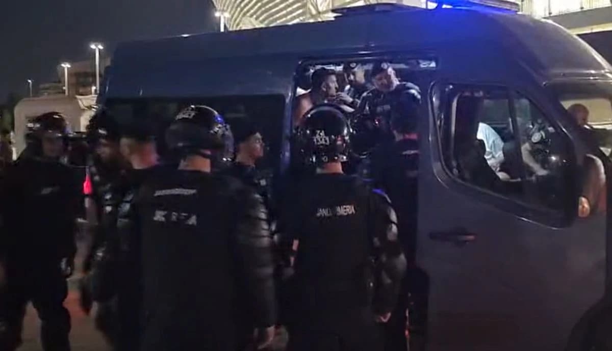 Ultraşii olteni, băgaţi în dubă de jandarmi! Un alt scandal după eliminarea Craiovei din Liga Campio
