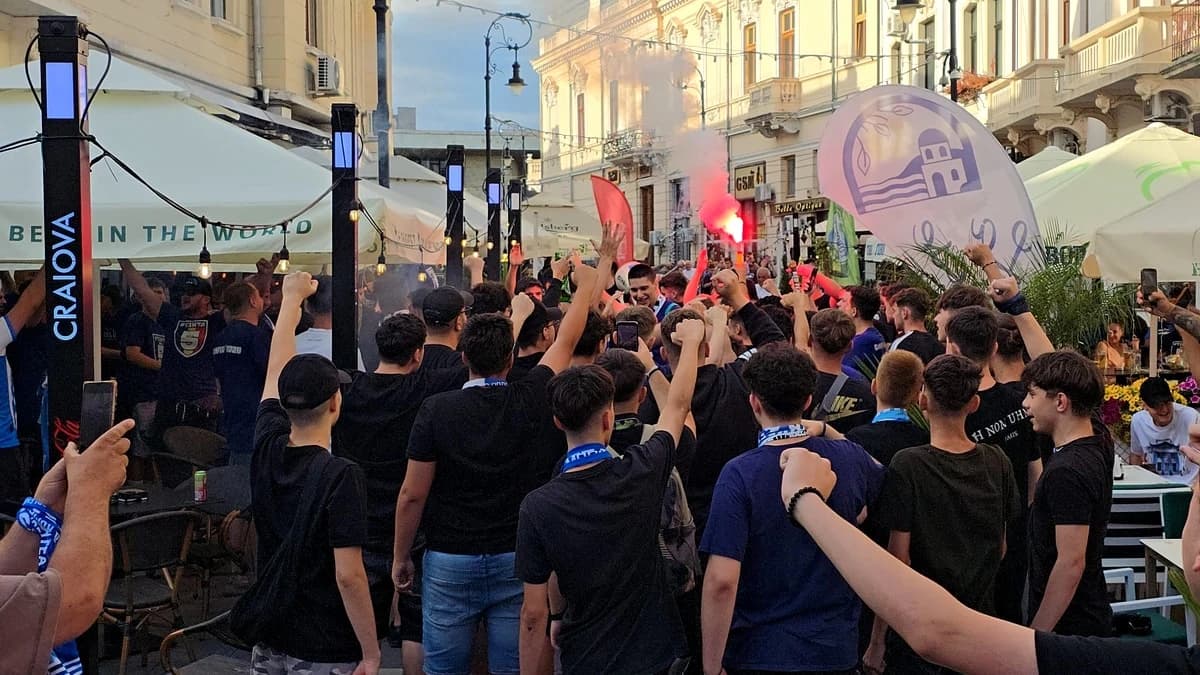 Ultraşii Universităţii Craiova, show în centru înainte de Supercupa cu U Cluj! Fanii campionilor au