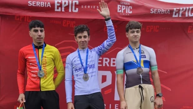 Un fenomen al sportului brașovean! Campion la schi-alpinism, Matei Petre face legea și pe două roți.