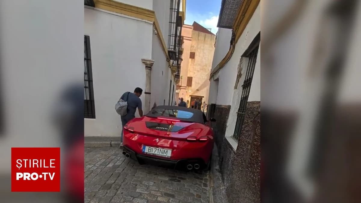Un Ferrari de 250.000 de euro a rămas blocat pe străduțele înguste din centrul istoric al Seviliei |