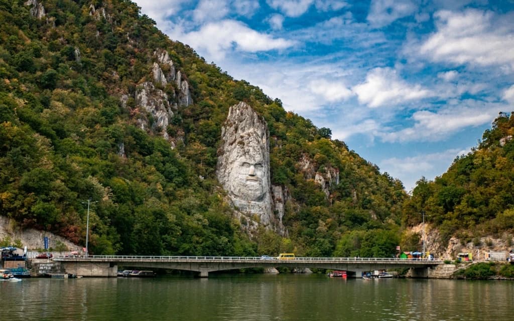 Un german a pornit într-o aventură de 2.600 de kilometri înot pe Dunăre. Vrea să ajungă pe țărmul...