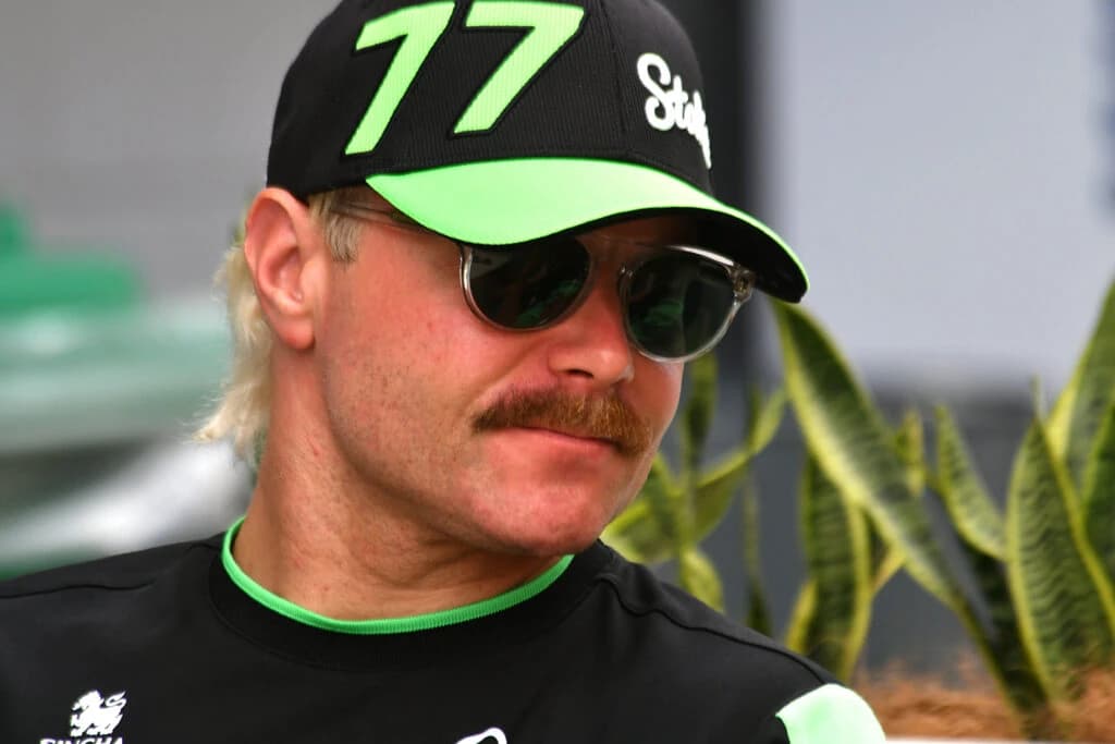 Un pilot de Formula 1 a ales bicicleta în locul avionului între curse. Acum pedalează 350 de kilomet
