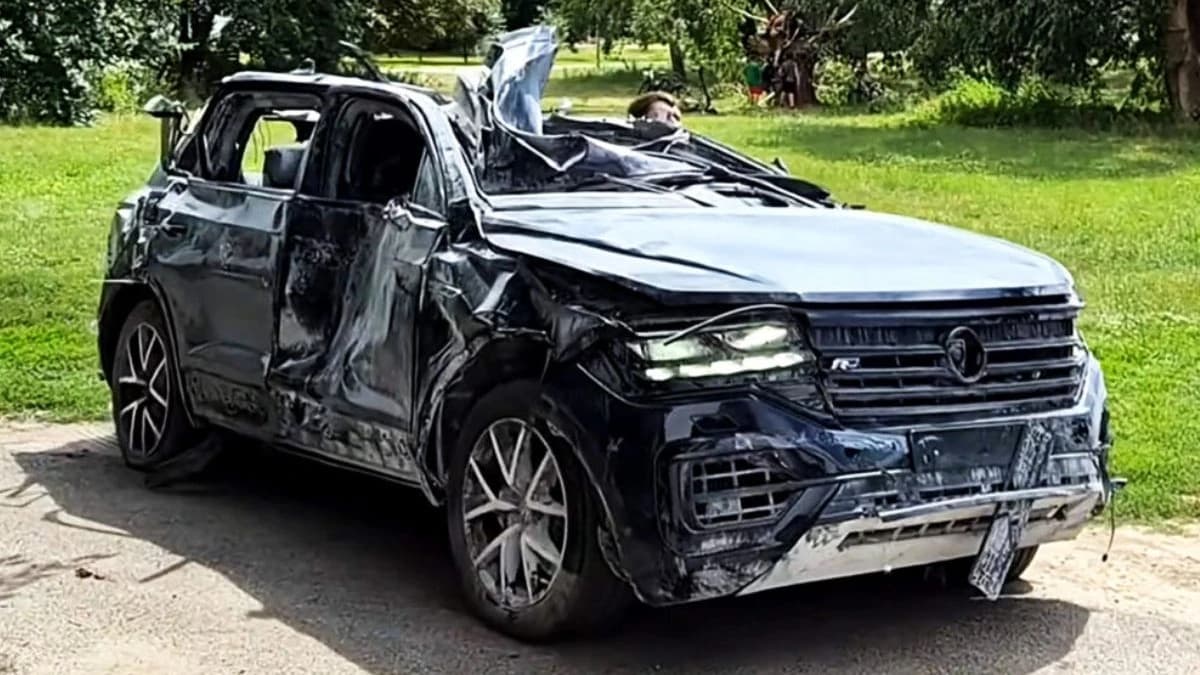 Un Volkswagen Touareg a fost lovit de explozia unei rachete balistice și încă merge. SUV-ul a pornit