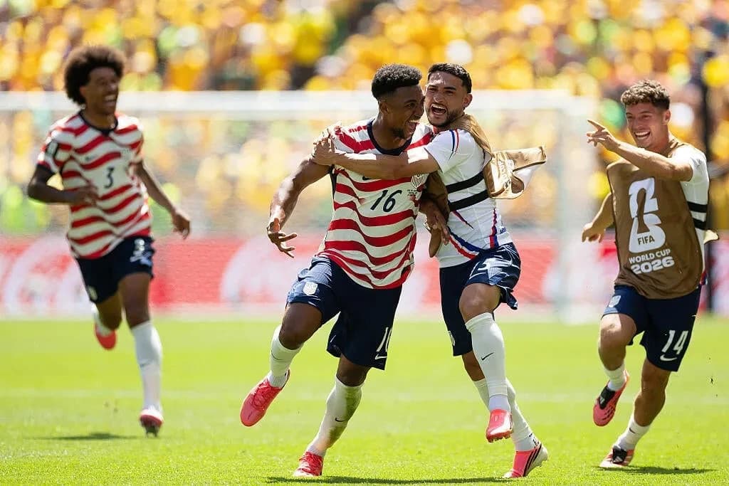 U.S. clinches spot in World Cup knockout round with dominant win over Australia