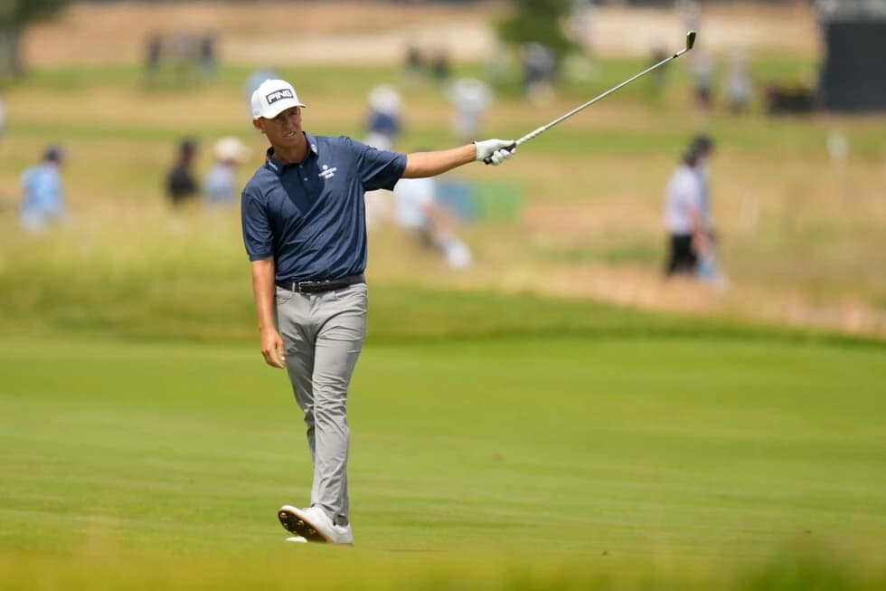 US Open starts on soft Shinnecock with strong wind. Sam Stevens takes the early lead