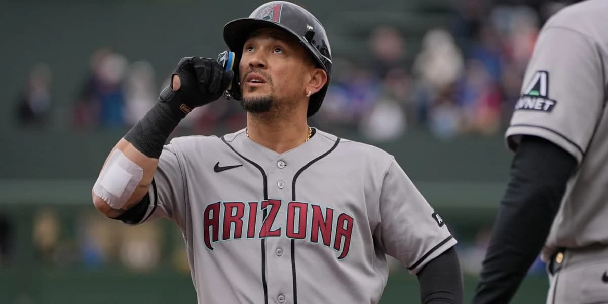 Vargas extends season-opening hitting streak to 24, finishes game above .400