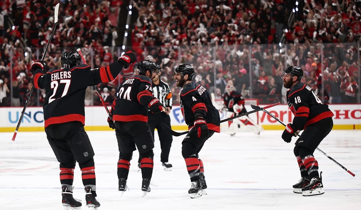 Vegas Golden Knights – Carolina Hurricanes 3-4 (OT). Canes câştigă dramatic, în prelungiri, meciul 2
