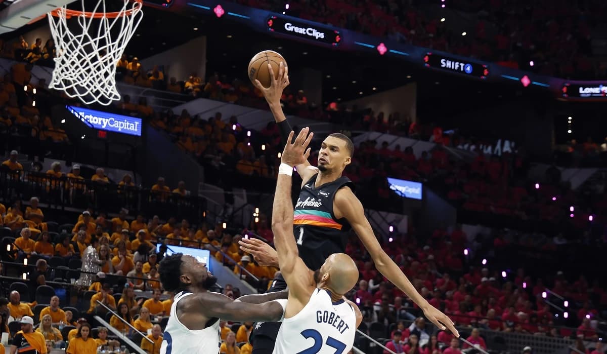 Victor Wembanyama, un nou record în play-off-ul NBA! San Antonio Spurs, înfrângere în primul meci cu