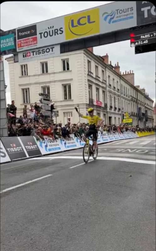 VIDEO Ciclism: Norvegianul Per Strand Hagenes (Team Visma) a câștigat cursa Paris-Tours 2026