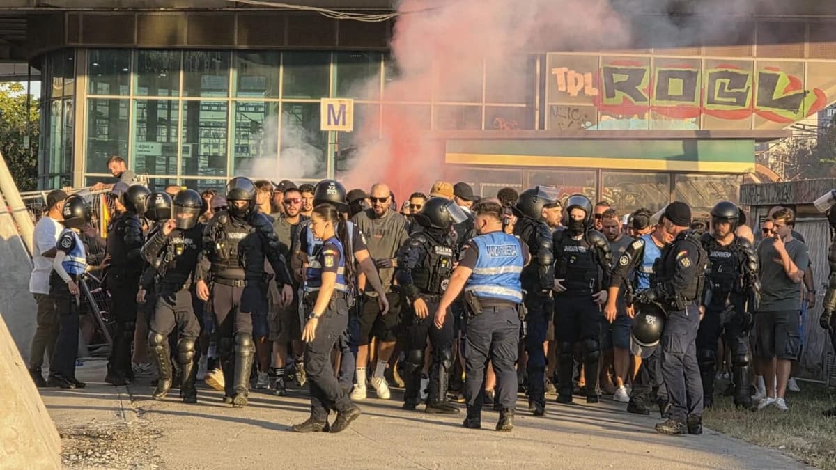 VIDEO Conflict violent la metrou între ultrașii lui Dinamo și jandarmi! EXCLUSIV