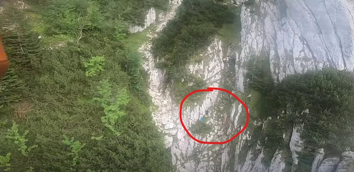 VIDEO Doi turiști speriați au fost extrași aseară cu ajutorul elicopterului SMURD Brașov de pe un tr