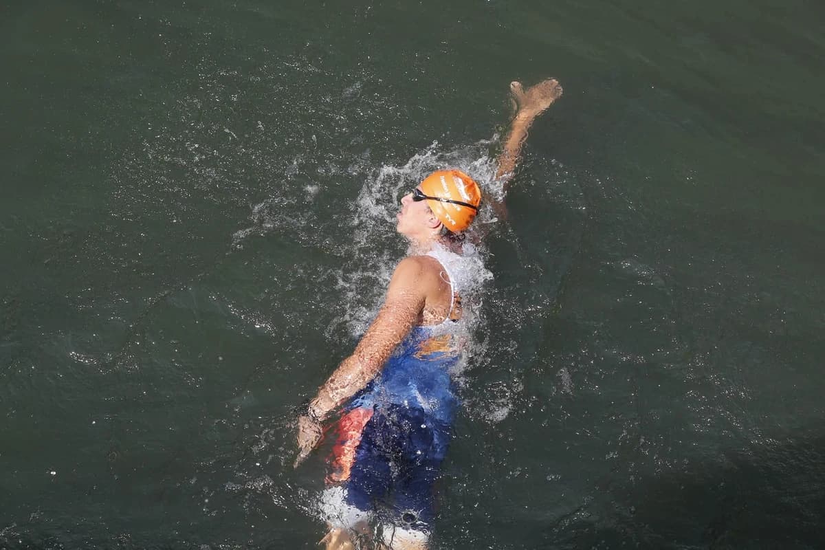 VIDEO FOTO Timișoara Triathlon 2026. Peste o mie de sportivi din 23 de țări au înotat în Bega, au pe