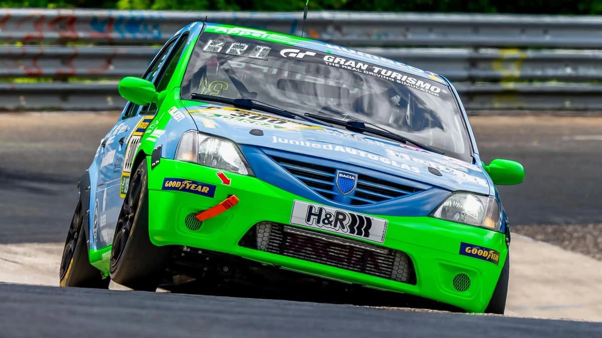 (video) Noul erou popular! Cum o Dacia Logan a eclipsat debutul lui Max Verstappen în 24 Hours of Nü