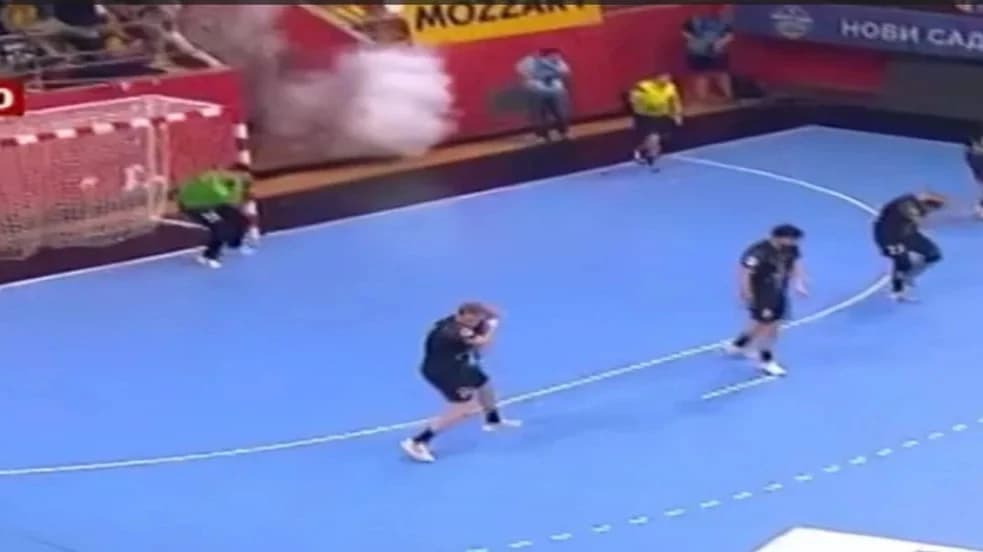 VIDEO | Sârbii şi-au dat din nou în petec! ”Grobari” lui Partizan au făcut haos la finala de handbal
