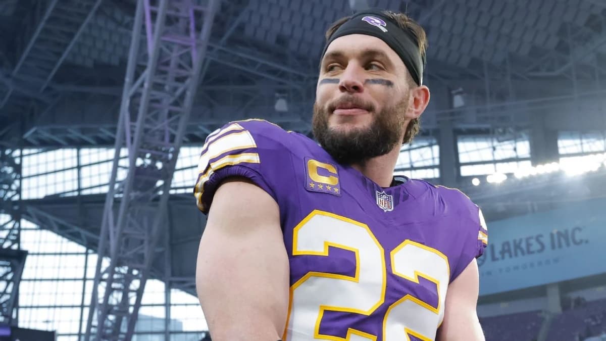 Vikes' Smith agrees to deal, back for 15th season