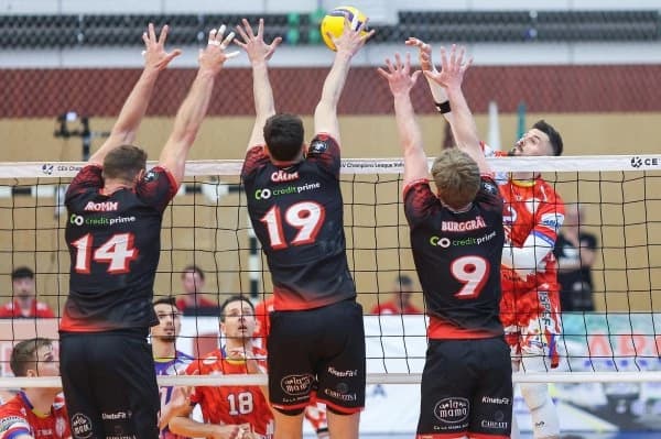 Volei masculin: Arcada Galaţi victorie în decisiv cu Dinamo Bucureşti, în meciul 3 al finalei Divizi