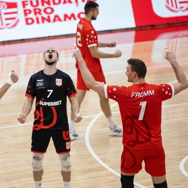 Volei masculin: Campioana Dinamo Bucureşti, victorie cu Steaua Bucureşti şi se califică în finala Di