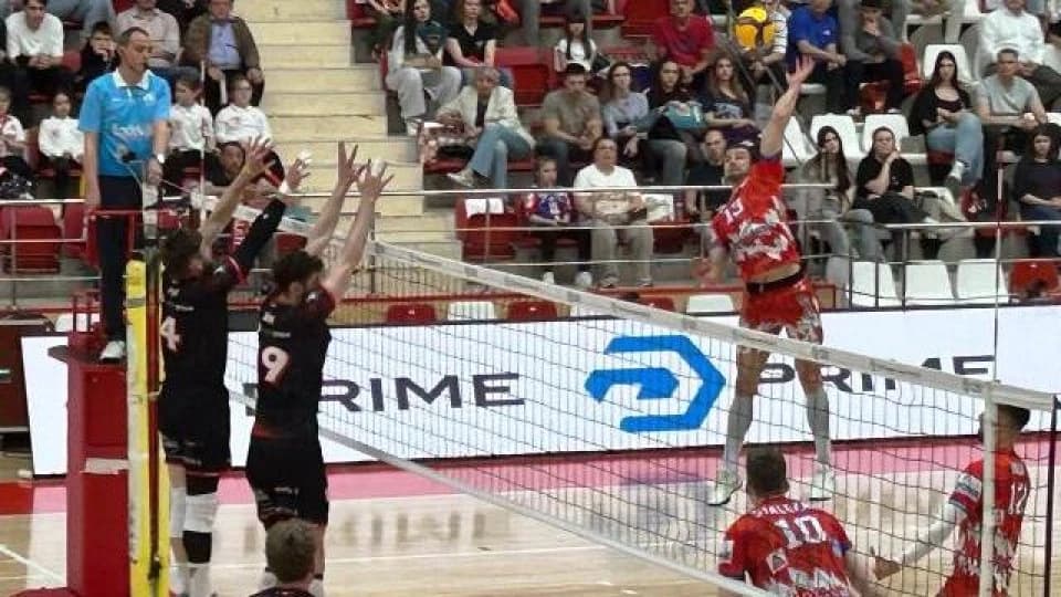 Volei masculin: Dinamo Bucureşti – Arcada Galaţi, scor 3-2, în al doilea meci al finalei Diviziei A