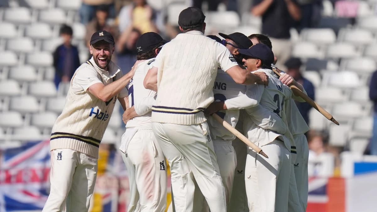 Warwickshire defeat Leicestershire at Edgbaston to win County Championship and claim first title in