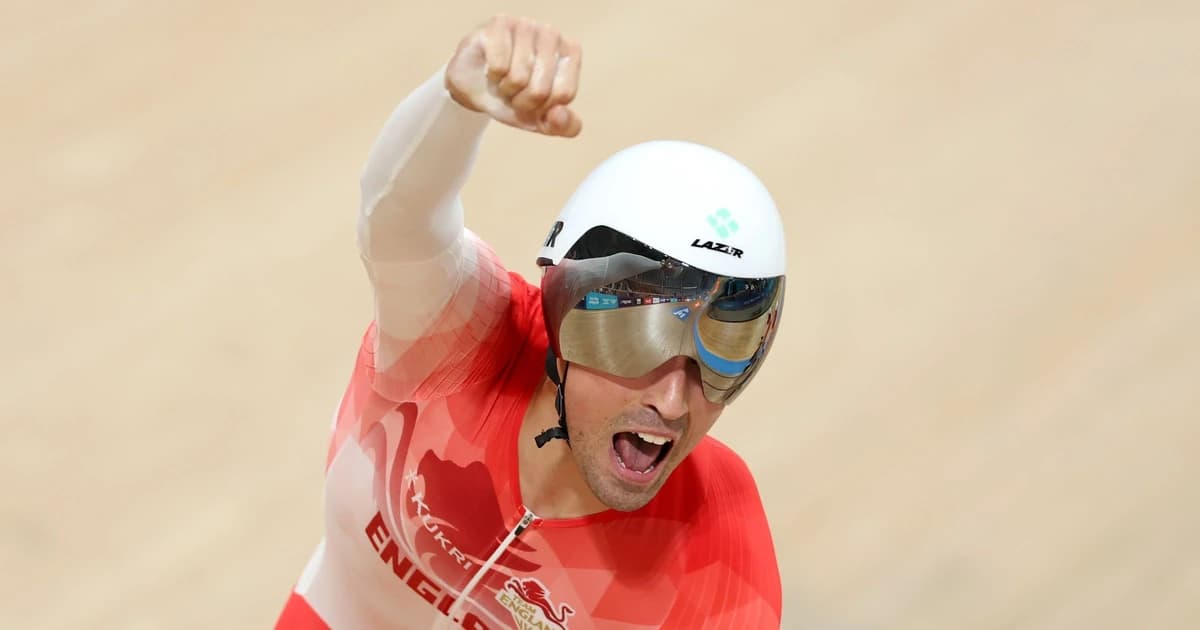 Watch as England take men's team pursuit gold with new Commonwealth Games record