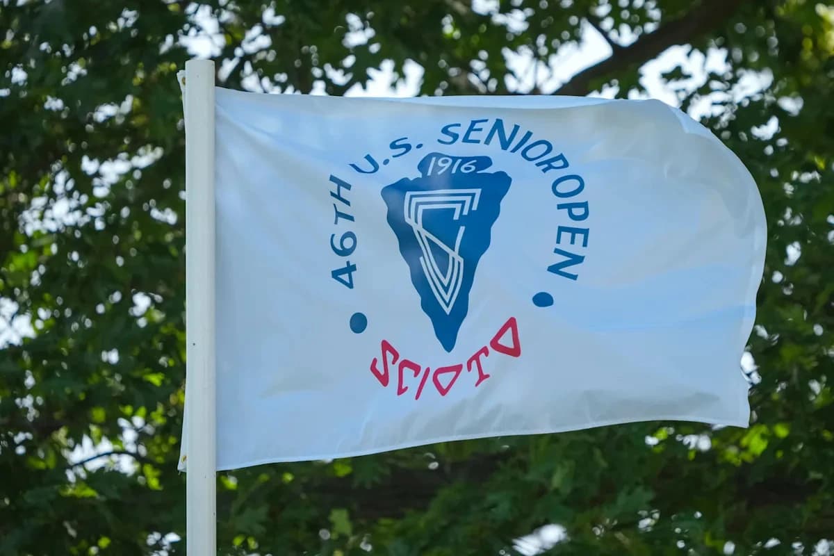 Who is leading the 2026 U.S. Senior Open in first round?